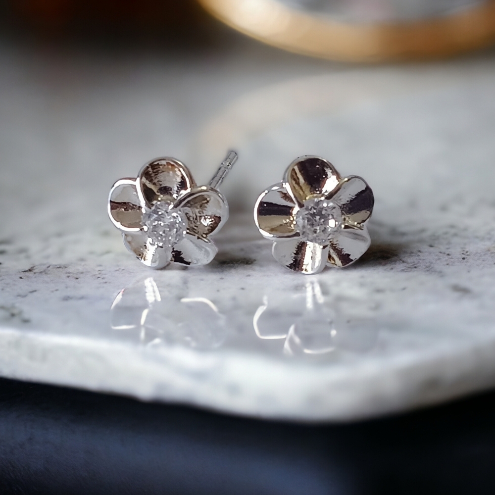 🌟3/$15 Hibiscus Flower and Rhinestone Silver Earrings